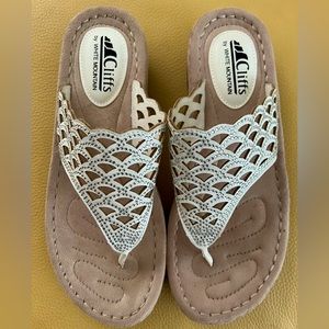 Cliffs By White Mountain-Thong Sandals - White Embellished w/Rhinestones 7.5M💎
